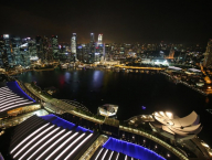 Pohled na Marina Bay z terasy mrakodrapů Marina Bay Sands.